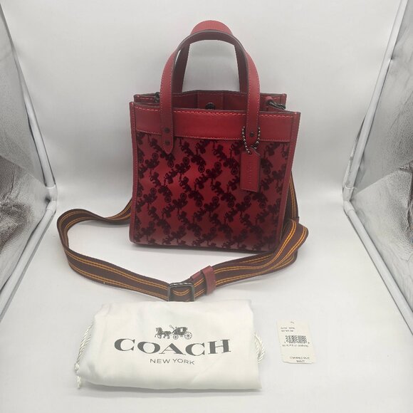Coach Field Tote 22 with Horse and Carriage CD750 1941 Red - Picture 1 of 9